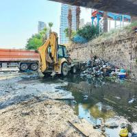 İZMİR'DE ÇÖP BİDONLARI BOŞ DERELER DOLU