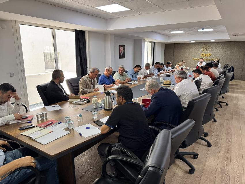 CHP İZMİR'DE SULAR DURULMUYOR