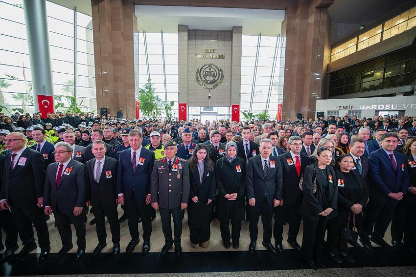 İZMİR ŞEHİTLERİNİ UNUTMADI