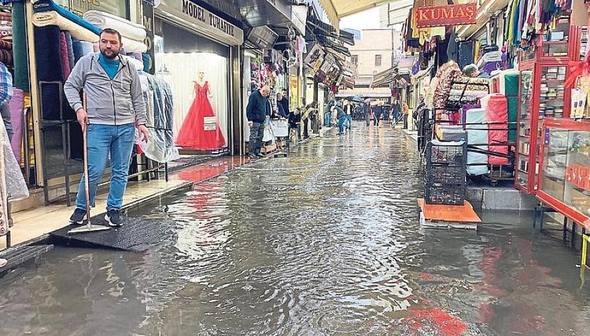 İZMİR'DE YAĞMUR İSYANI..KEMERALTI ESNAFI KIZGIN