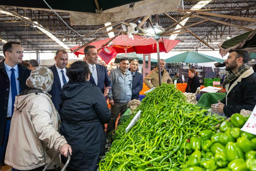 CHP'Lİ BAŞARIR BORNOVA'DA PAZAR GEZDİ