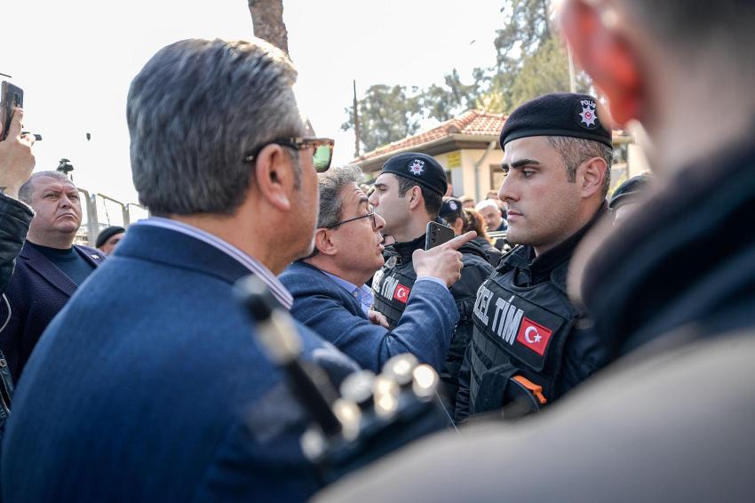 CHP MESLEK FABRİKASI'NIN ÖNÜNDE