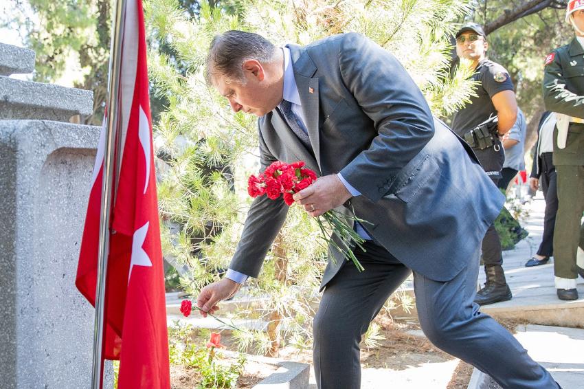 CEMİL TUGAY'DAN 15 TEMMUZ ŞEHİTLERİNE KARANFİL