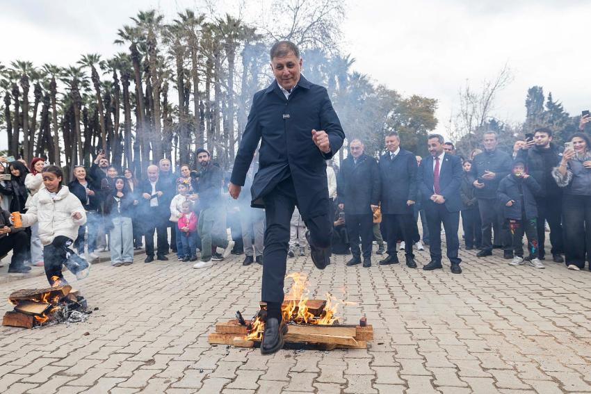 İZMİR'DE BAHAR BAYRAMI COŞKUYLA KUTLANDI