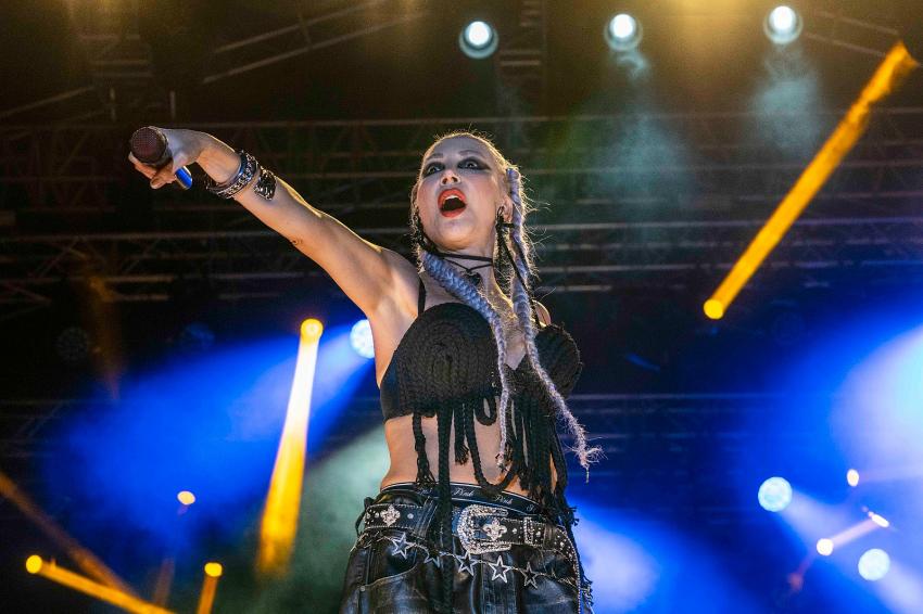 İZMİR'DE HANDE YENER RÜZGARI