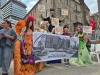 İZMİRLİ SANATÇILAR MESLEK FABRİKASI ÖNÜNDE