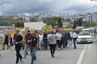 SKANDAL BÜYÜYOR. İZMİR'DE KOOPERATİFZEDELER YOL KAPATTI