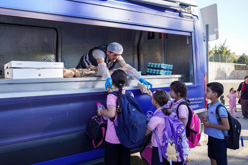 İZMİR BÜYÜKŞEHİR ÖĞRENCİNİN YANINDA