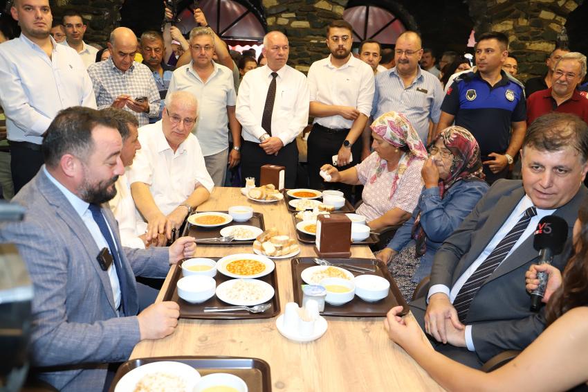 İZMİR YANARKEN CEMİL TUGAY KURUYA KAŞIK SALLIYOR