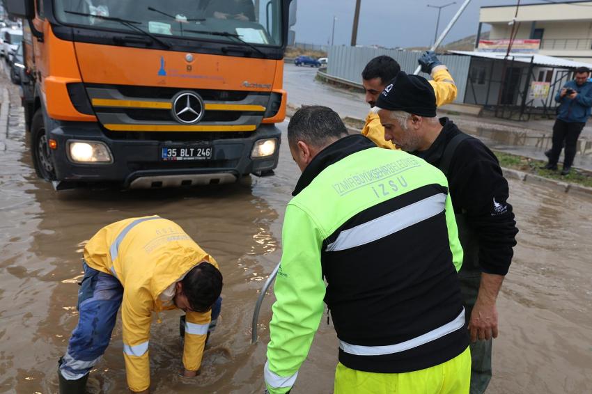 İZMİR'DE YAĞMUR SEFERBERLİĞİ